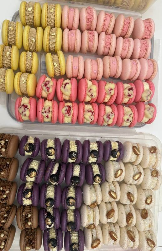 Великий асортимент макаруні — лимонні, малинові, чорничні, шоколадні та мигдалеві на підносі