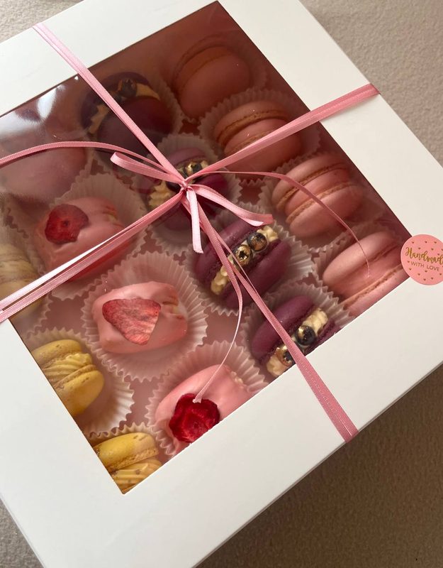 Шість яскравих макаруні крупним планом — чорничний, малиновий, лимонний та полуничний смаки