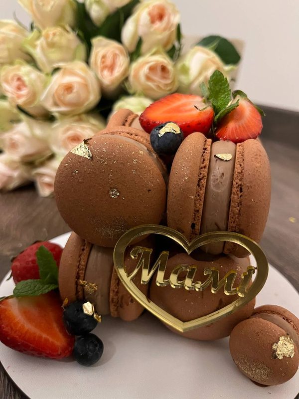 Вежа з шоколадних макаронс з золотим топером Мамі, полуницями та білими трояндами