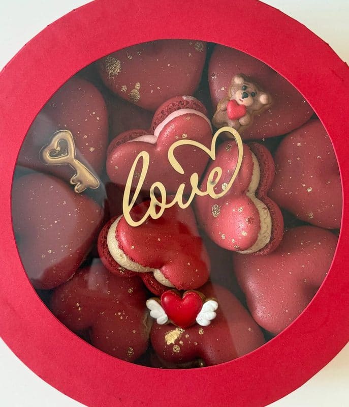 Коробка макаронс-сердечок на День закоханих з круглим віконечком у кришці