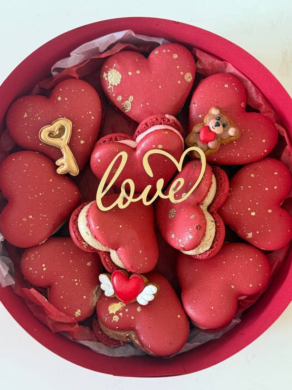 Макаронс у формі сердечок з золотим напиленням у круглій подарунковій коробці від Макаронс Оленочка