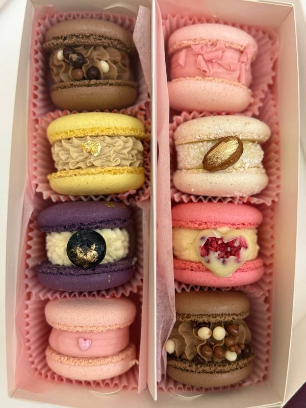Подарунковий набір з восьми різних макаронс у рожевій коробці з індивідуальними паперовими формочками