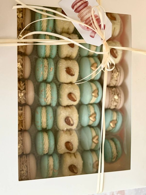 Велика подарункова коробка макаронс з стрічкою — м'ятні, мигдалеві та рожеві макаруні