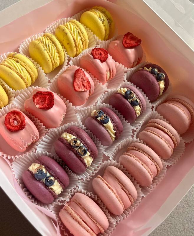 Біла подарункова коробка з рожевою стрічкою та наклейкою Handmade with Love — макаронс всередині