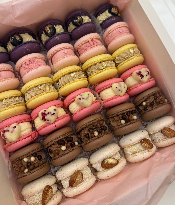 Коробка з рядами різноманітних макаронс — ідеальний подарунковий набір на свято